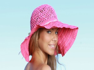Mujer rubia con un sombrero rosa