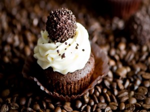 Postal: Cupcake de chocolate sobre granos de café