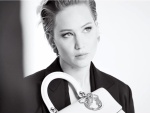 Imagen en blanco y negro de la actriz Jennifer Lawrence