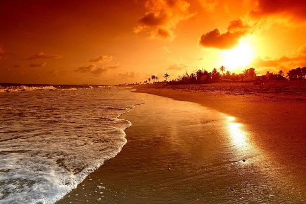 Hermoso amanecer en una gran playa