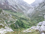 Pequeño pueblo entre montañas (Picos de Europa, Asturias)