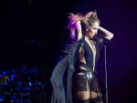 Jennifer Lopez cantando en un concierto