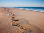 Surcos en la arena de una playa