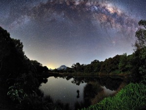 Increíble Vía Láctea reflejada en un lago