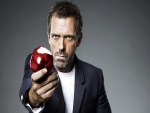 El actor Hugh Laurie con una manzana roja