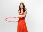 Emma Stone divirtiéndose con un hula hoop