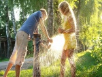 Una pareja jugando con el agua de una fuente