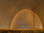 Gran arcoíris sobre un campo de cultivo