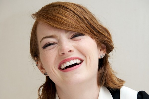 La actriz Emma Stone sonriendo
