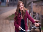 Chloë Moretz montando en bicicleta