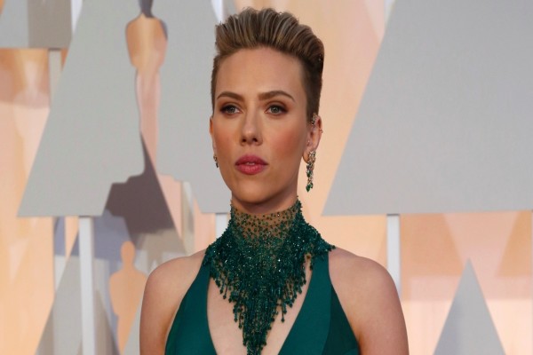 Scarlett Johansson con un moderno corte de pelo