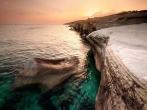 Agua de mar verdosa en la rocosa costa de Chipre