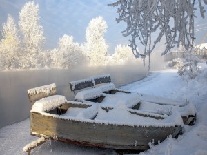 Postal: Barcas de madera cubiertas por una gruesa capa de nieve
