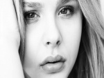 La cara de Chloë Moretz en blanco y negro