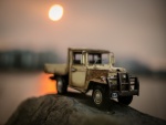 Camioneta de juguete sobre una roca