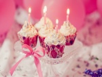 Velas de cumpleaños sobre unos cupcakes