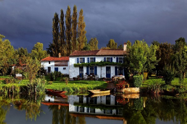 Casa reflejada en el lago