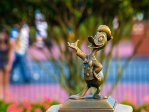 Postal: Estatua del Pato Donald