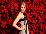 La actriz Chloë Moretz junto a una pared de rosas rojas