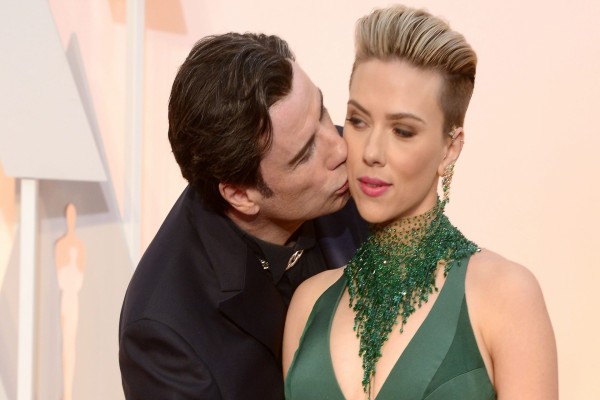John Travolta besando a Scarlett Johansson (Oscars 2015)