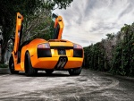 Lamborghini naranja con las puertas abiertas