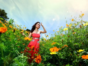 Mujer alegre en un campo de flores