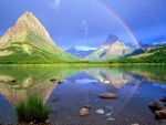 Arcoíris reflejado en el lago