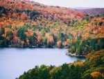 La hermosura del otoño junto a un lago