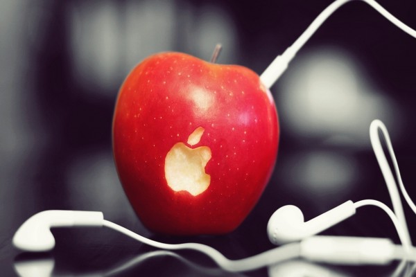 Cascos conectados a una manzana con el logo de Apple