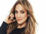 Jennifer Lopez hablando por el móvil