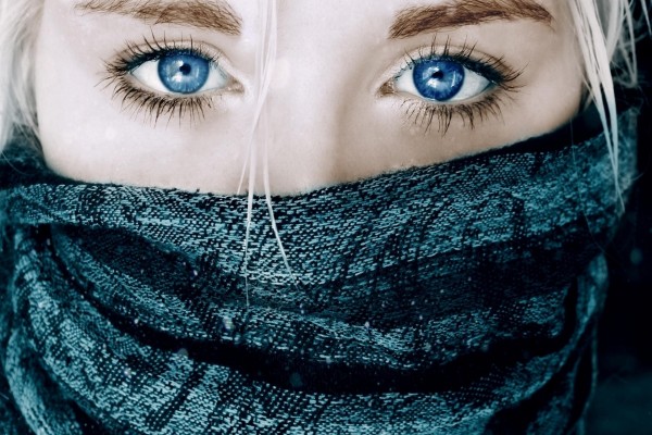 Mujer con un pañuelo en el rostro mostrando sus hermosos y expresivos ojos