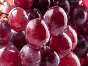 Uvas rojas con gotas de agua