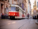 Tranvía en las calles de la ciudad de Praga (República Checa)