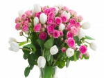 Ramo de rosas de color rosa y tulipanes blancos en un florero de cristal