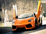 Un Lamborghini naranja con las puertas abiertas