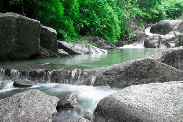 Río fluyendo entre las rocas