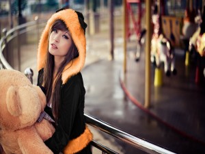 Postal: Chica con un oso de peluche gigante