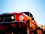 Un Mustang rojo brillante