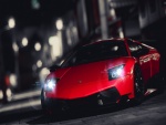 Lamborghini rojo con las luces encendidas