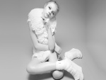 La actriz Chloë Moretz con vestido y zapatos de color blanco