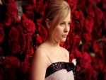 Chloë Moretz posando junto a unas rosas rojas