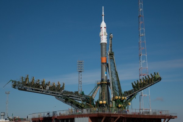 La nave espacial Soyuz TM en la plataforma de lanzamiento