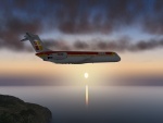Aeronave MD-82 de Iberia volando sobre el mar al atardecer