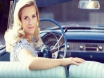 Reese Witherspoon en un coche descapotable