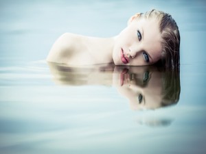 Postal: Mujer reflejada en el agua