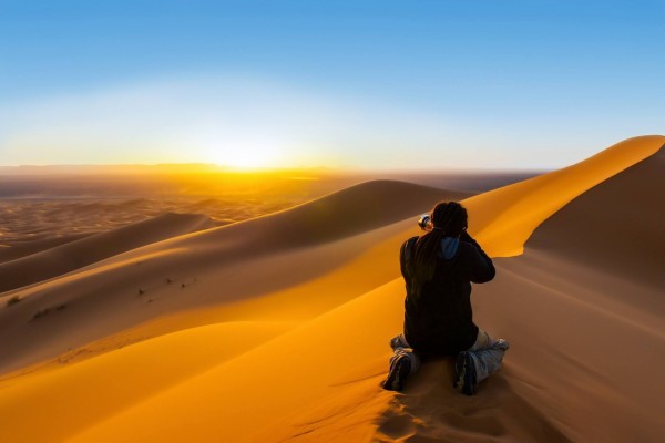 Fotógrafo captando un amanecer en el desierto