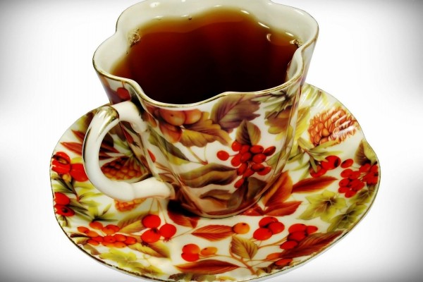 Una taza de té sobre un platillo