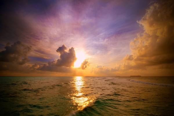 Sol iluminando el océano