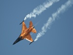 F-16 AM Netherlands dejando un rastro blanco en el cielo