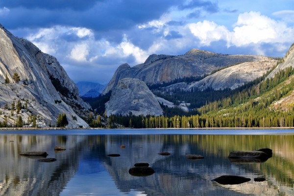 Hermosas montañas junto a un lago